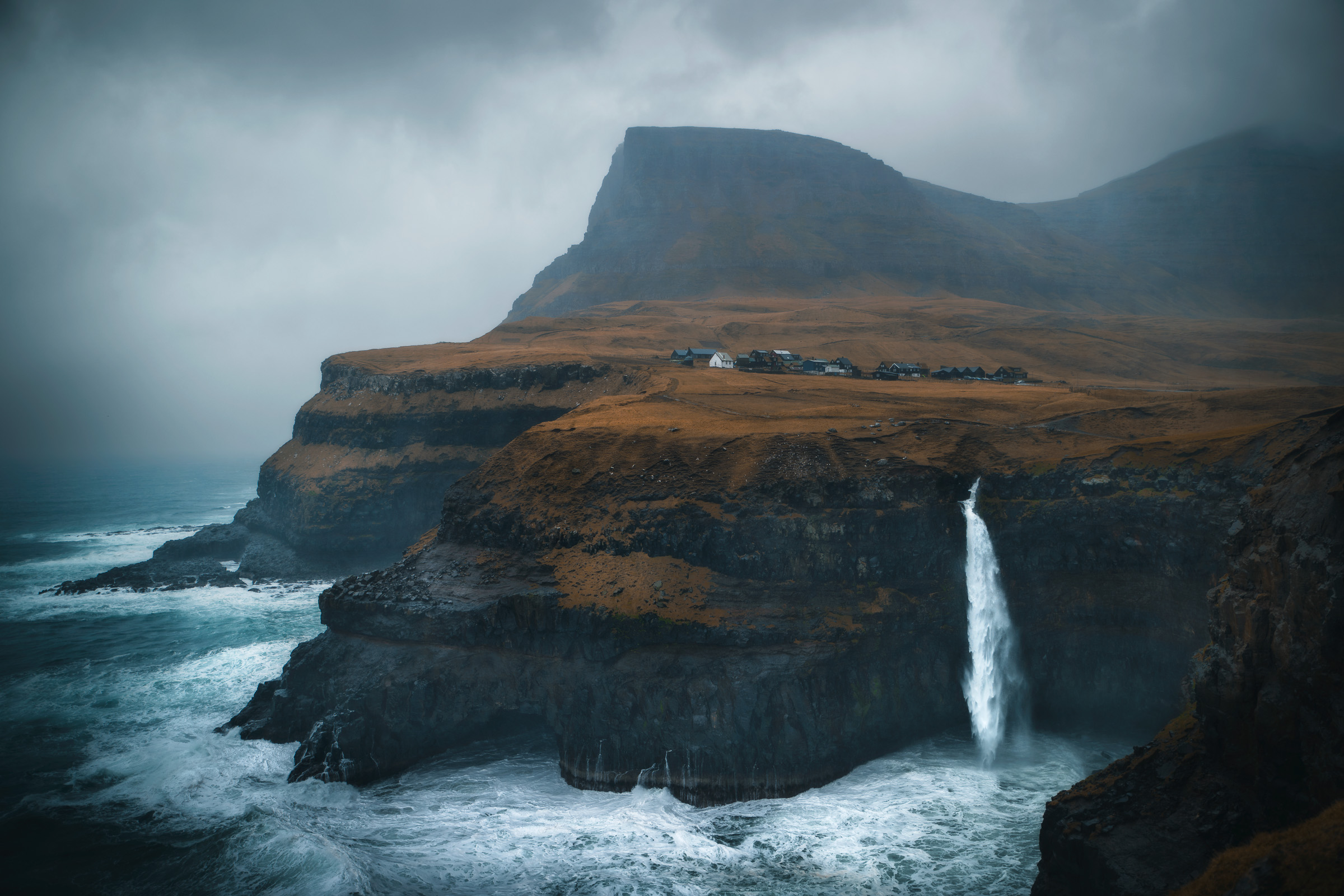 Der Múlafossur-Wasserfall stürzt von einer Klippe in den Nordatlantik