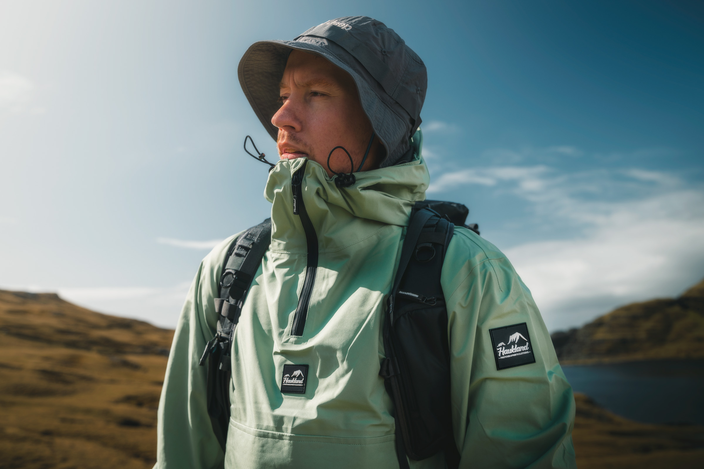 Porträt eines Reisenden in einer hellgrünen wasserdichten Jacke