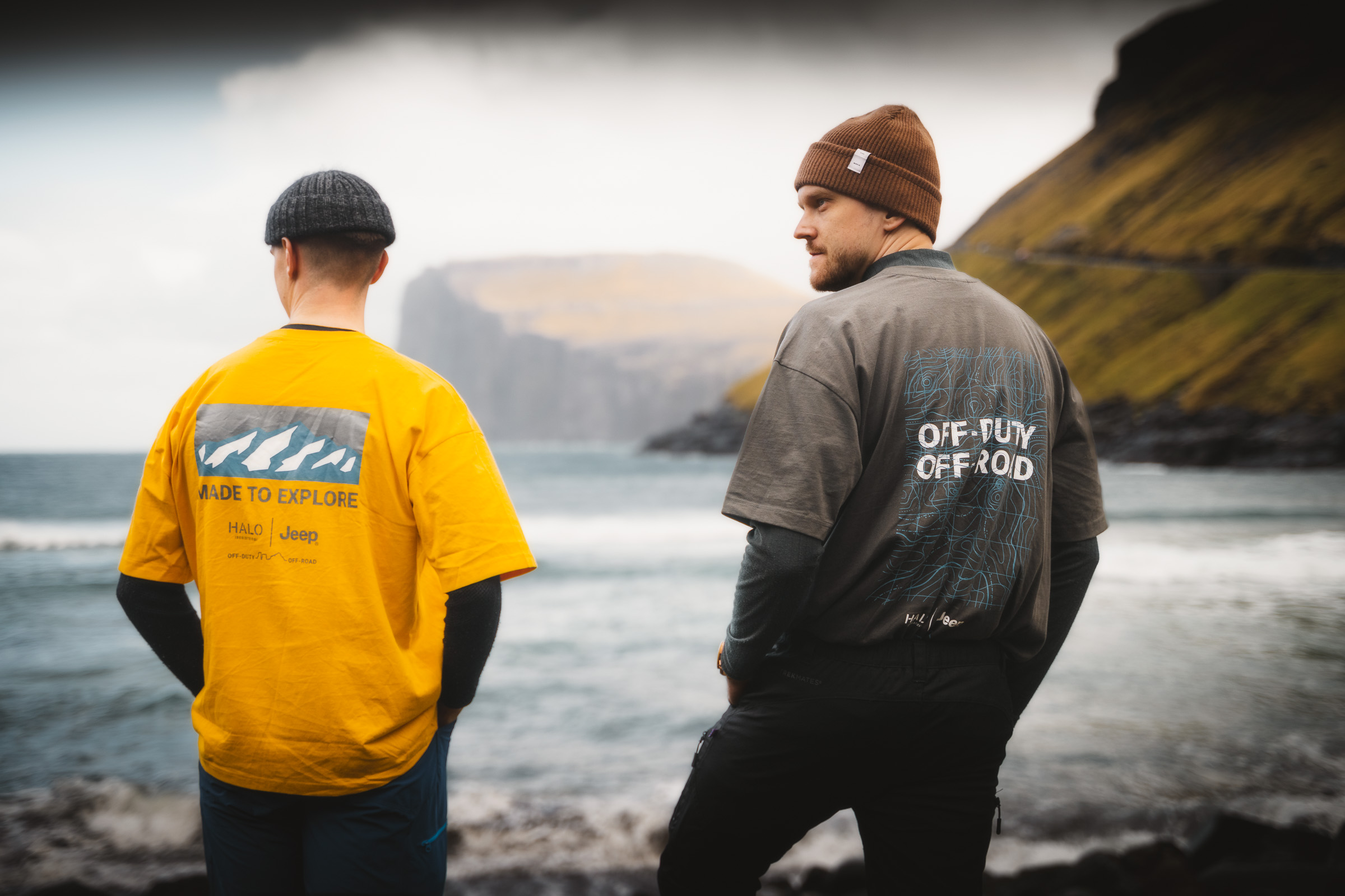 Zwei Reisende in Outdoor-Shirts an einer Küstenlagune