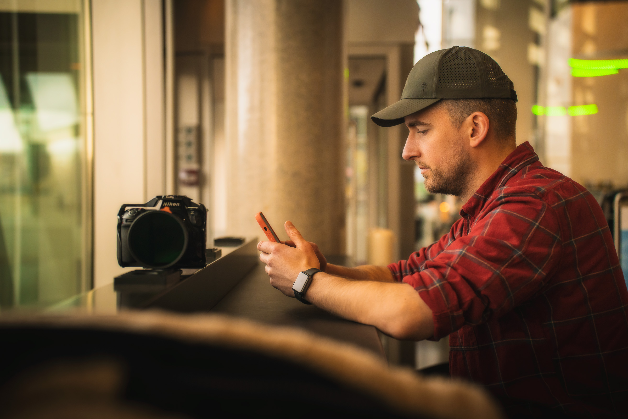 Fotograf prüft eine Mittelformatkamera in einem Terminal