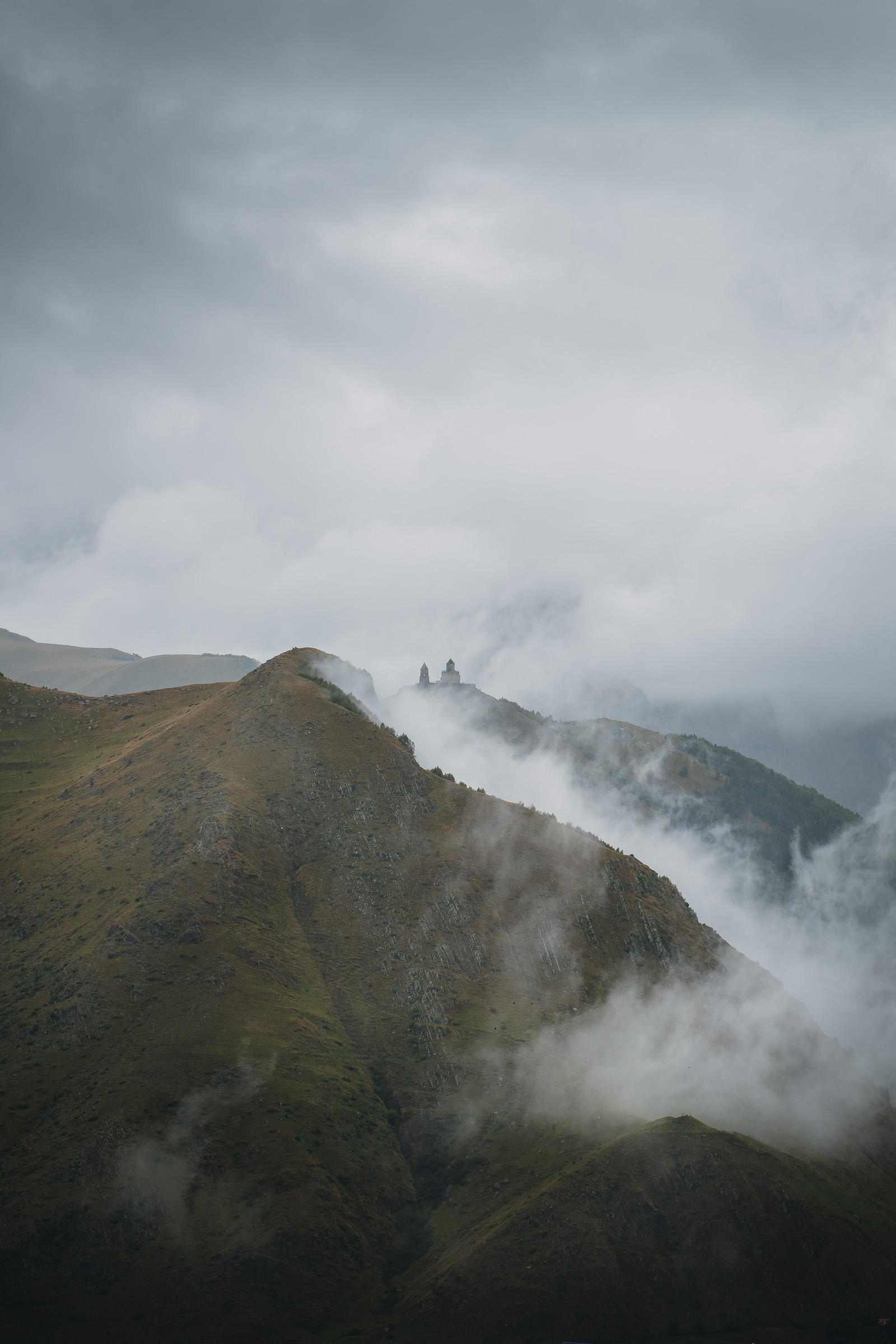 Wolken ziehen über einen steilen Gebirgskamm