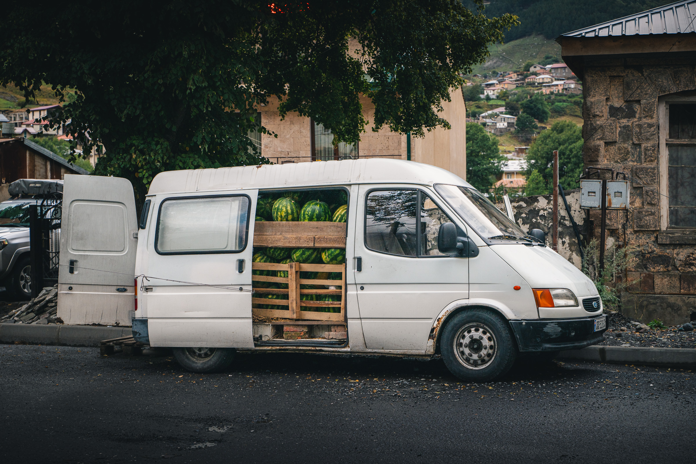 Lieferwagen voller Wassermelonen in einem georgischen Bergdorf