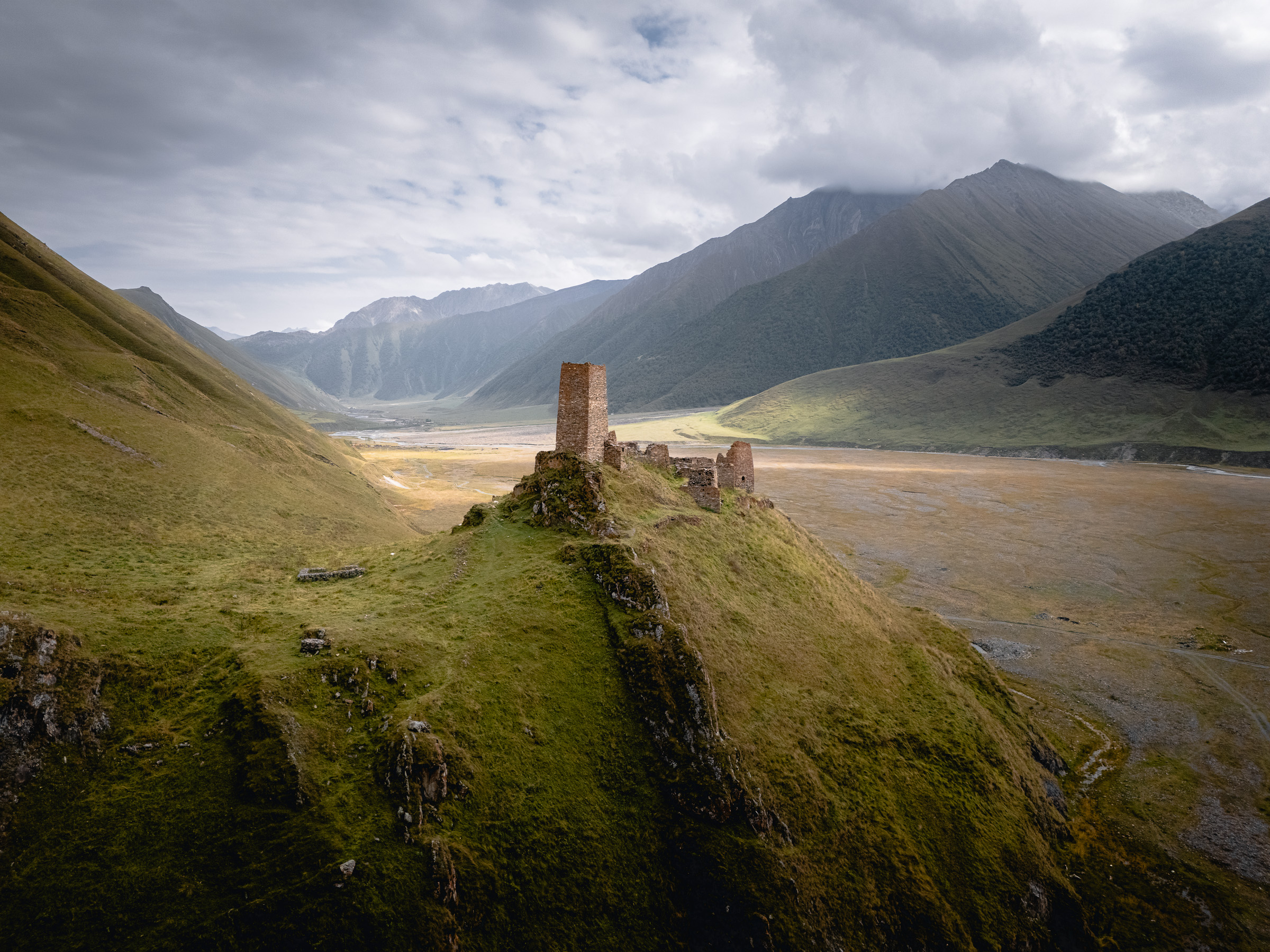 Alter Steinturm und Ruinen über einem abgelegenen georgischen Tal