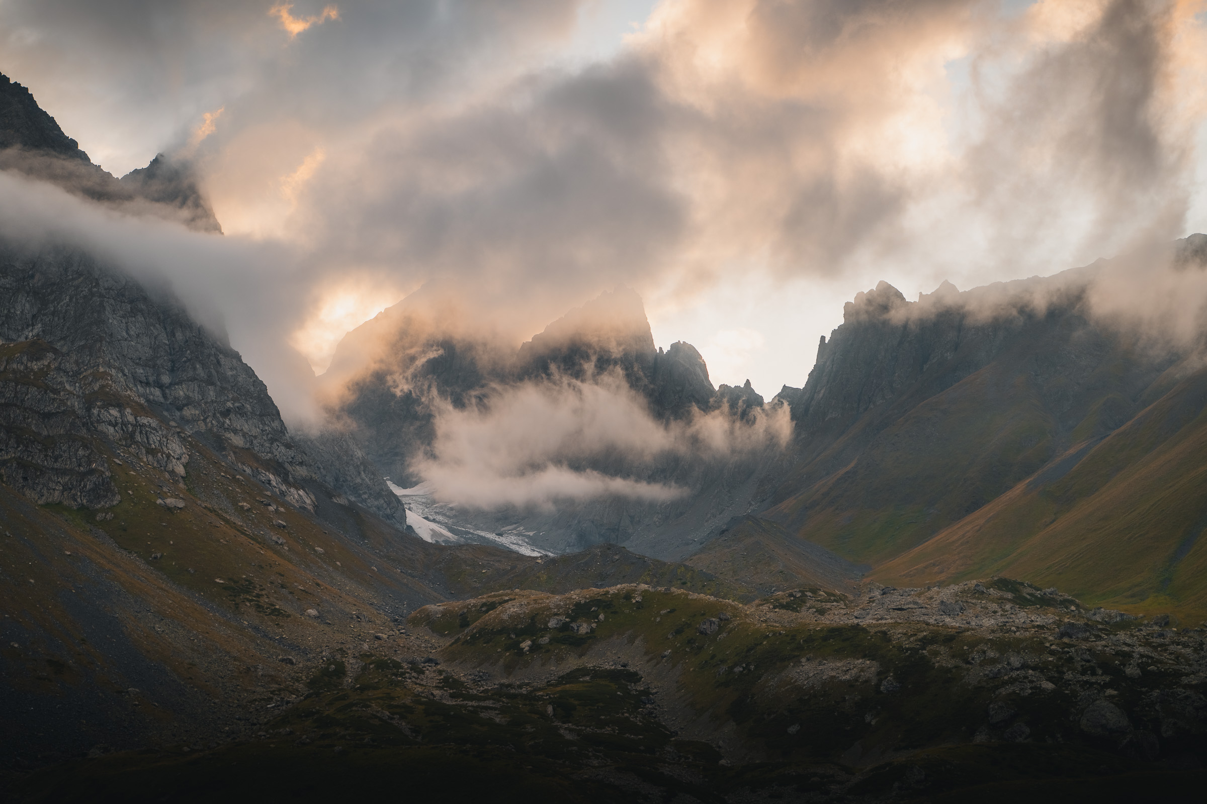 Wolken und Abendlicht umhüllen zerklüftete Gipfel des Kaukasus