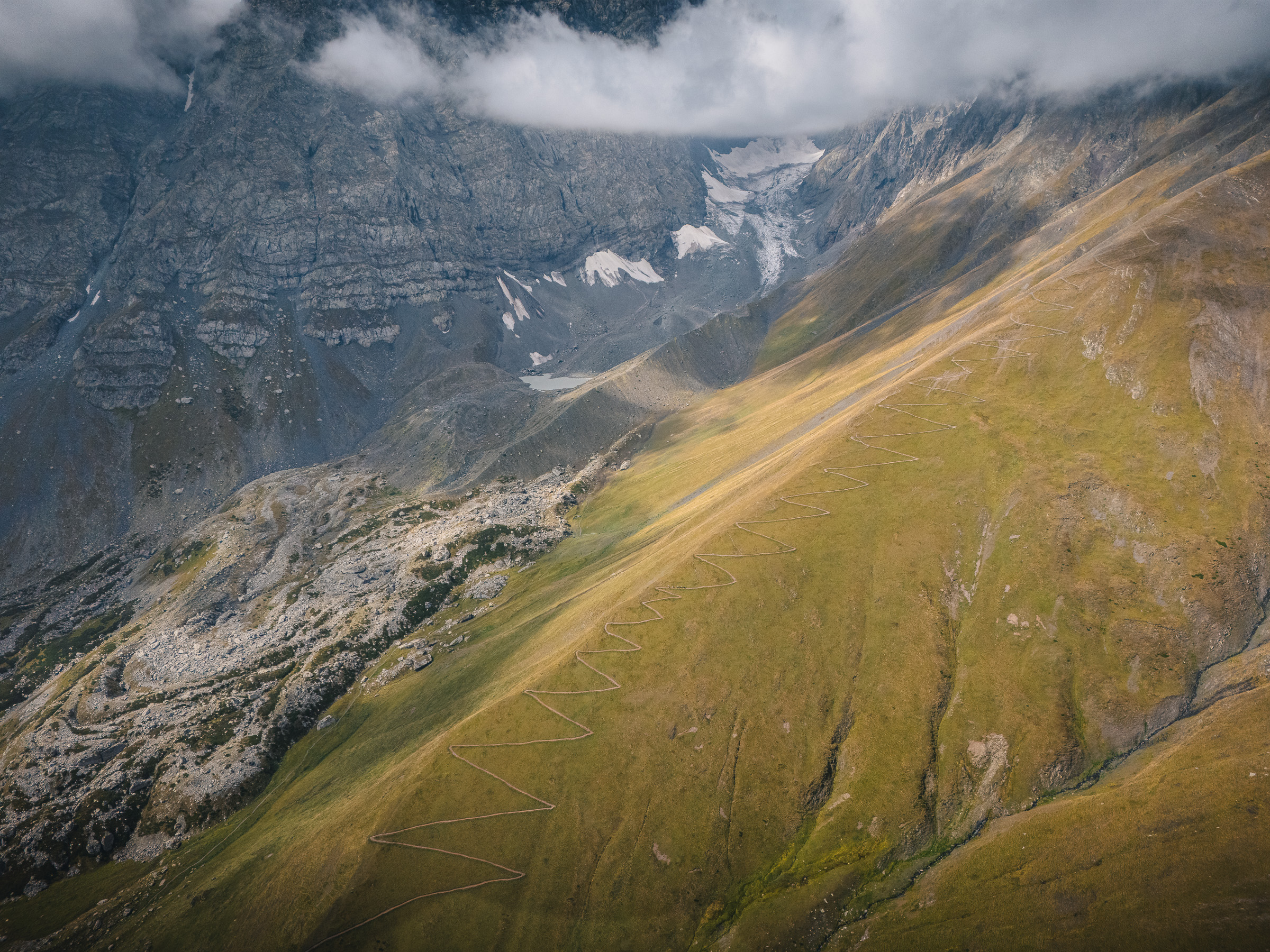 Steiler Berghang mit schmalen Wanderwegen