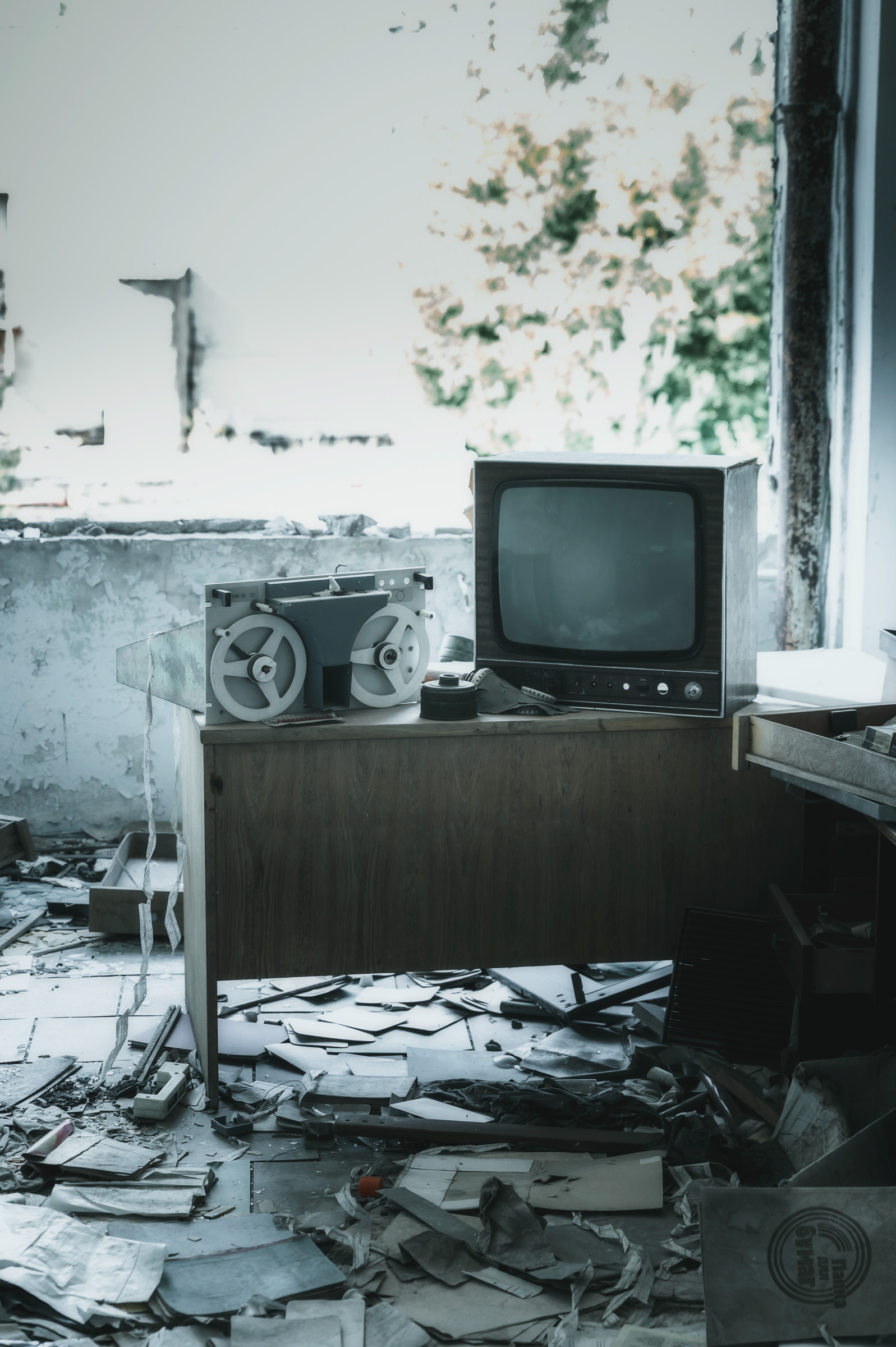 Old television surrounded by debris in an empty apartment